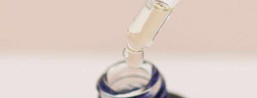 Grafika dla artykułu Naturalne serum do twarzy - ekologiczne wsparcie dla Twojej cery. Jakie nawilżające serum do twarzy będzie idealne do zadań specjalnych?